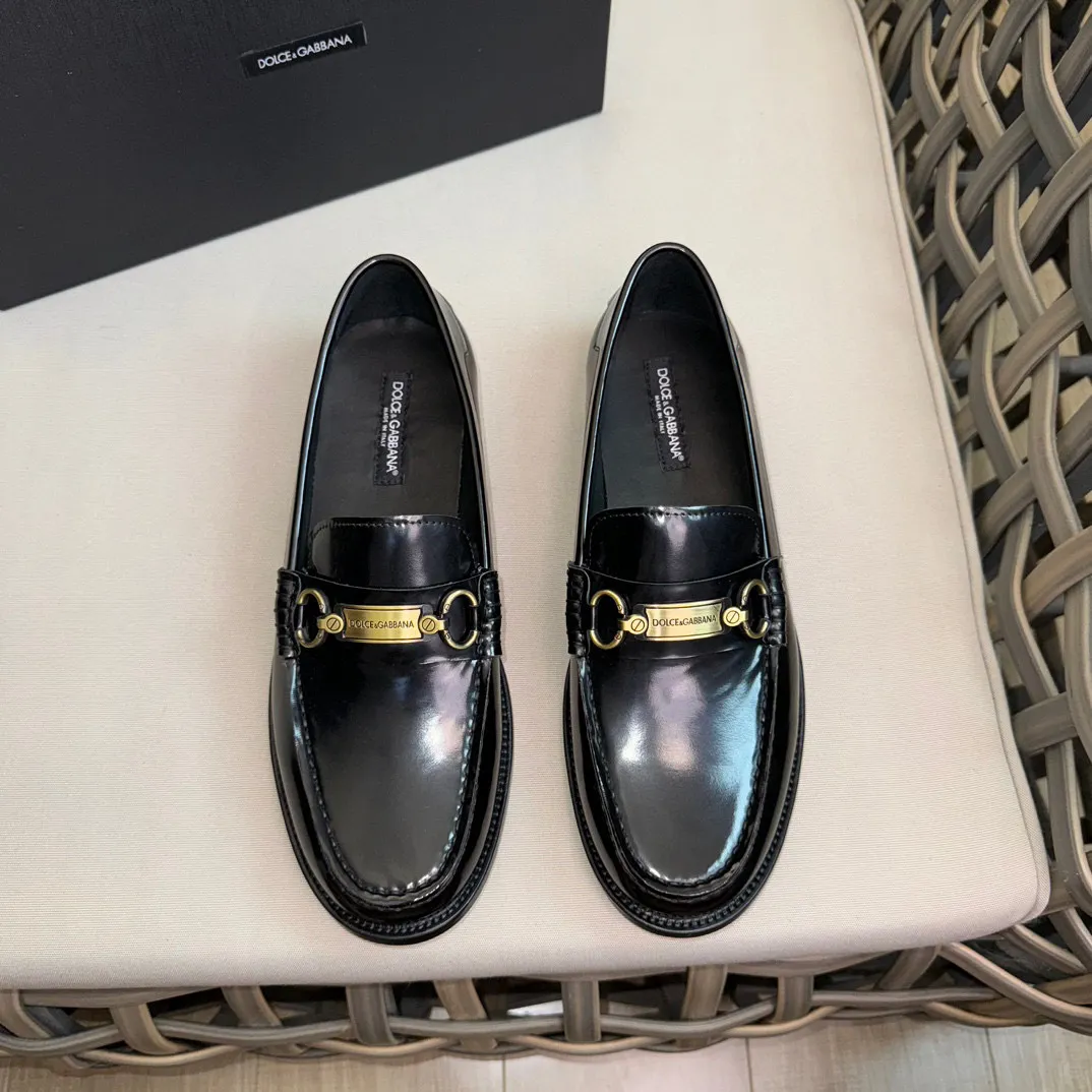 💰¥960 D&G cowhide moccasin loafers for men｜Embellished with DG hardware nameplate｜Made of imported calfskin｜Retro and shiny texture complement each other｜Release charming tones to outline a confident posture｜Imported calfskin + cowhide lining + Italian leather outsole Size: 39-44 (38.45 custom-made)